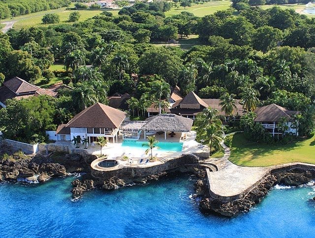 Com 7.000 hectares de extensão, o resort de luxo Casa de Campo, conta com mais de 50 casas de luxo de três a dez dormitórios, além de amenidades exclusivas como cinco campos de golfe, spa, anfiteatro estilo grego, piscina, marina particular, mordomos, camareiras e chefes de cozinhas pessoais.