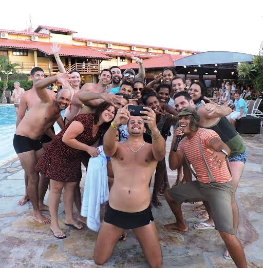 Hóspedes do resort fizeram a festa em selfies com as garotas (fotos: divulgação)