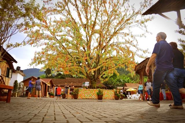 A árvore de Páscoa, o Osterbaum supera o recorde da cidade alemã e conta com 82.404 casquinhas de ovos naturais (Foto: Divulgação)