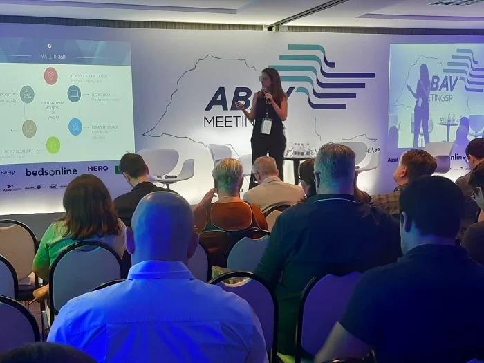 Juliana Luengo, country manager da Bedsonline, palestra no AbavMeeting SP.