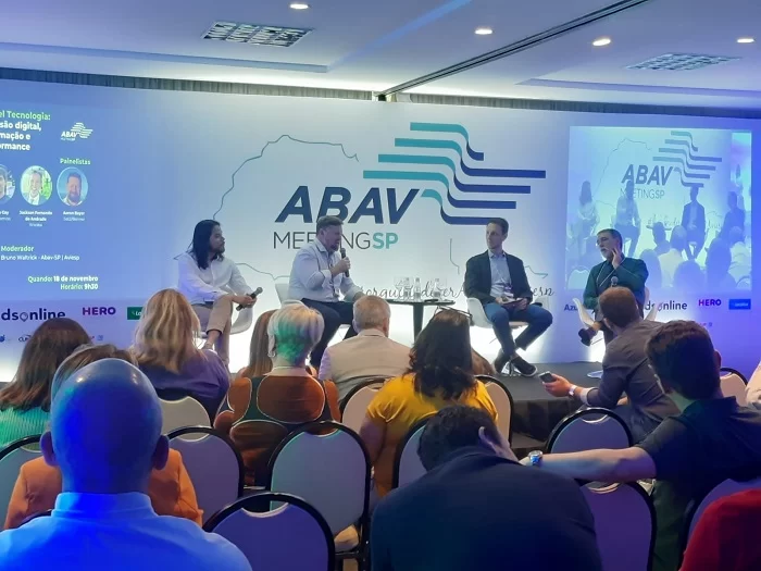 Hugo Souza, da B2B Reservas; Aoron Beyer (Set2/Benner), Bruno Waltrick, da Abav-SP | Aviesp e Jackson Fernando de Andrade, da Wooba, são painelistas na AbavMeeting SP