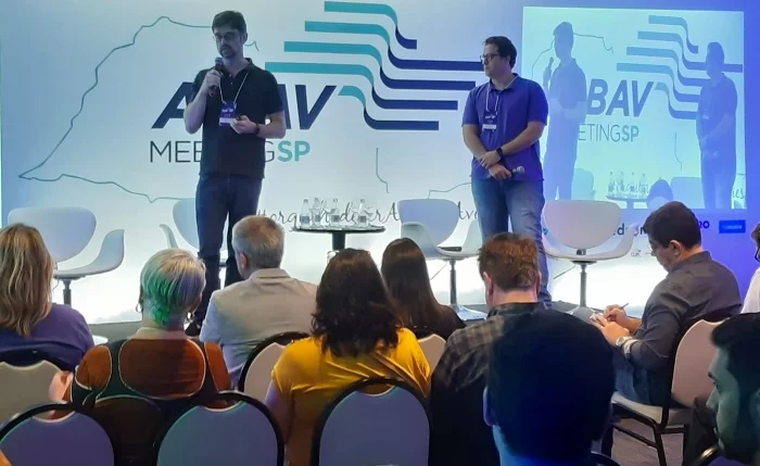 Raphael Swierczynski e Guilherme Wroclawski, fundadores da Hero Seguros na AbavMeeting SP.