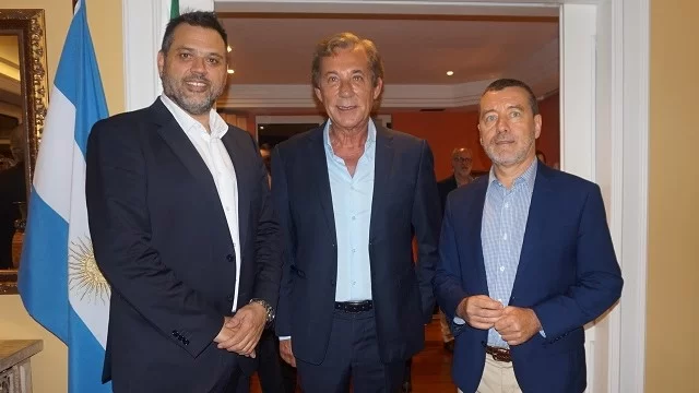 Gáston Burlon (secretário de turismo de Bariloche), Luís María Kreckler, (cônsul geral da República Argentina) e Ivan Cadahia (diretor comercial da Aerolíneas Argentinas). (Foto: MEA)