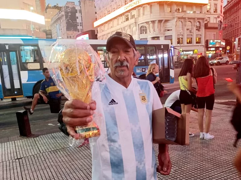 Torcedor argentino celebra a Copa do Mundo conquistada pela seleção nacional (Foto Paulo Atzingen)