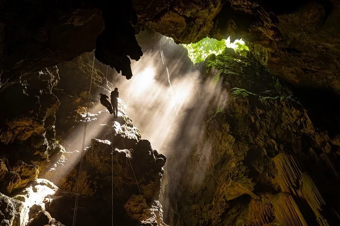 Descida do Abismo Anhumas em Bonito com rapel elétrico