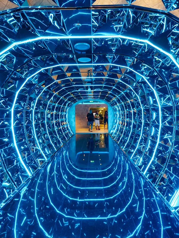 Uma das áreas instagramáveis e que lembram o mar no interior do navio.