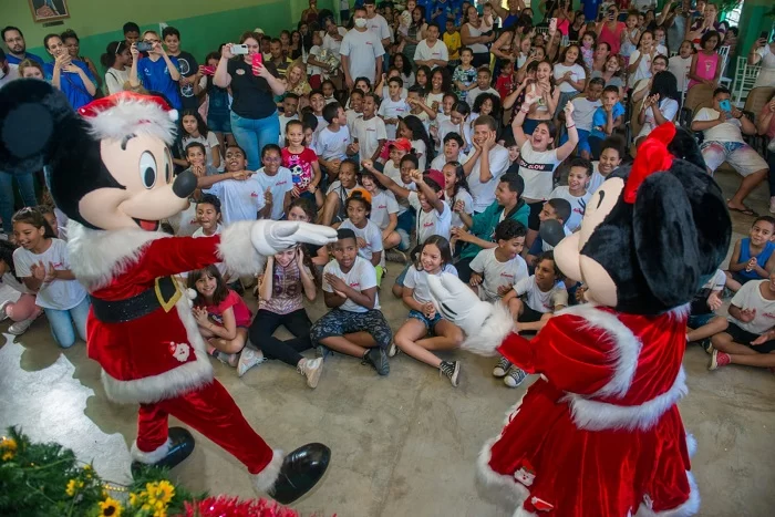 Mickey e Minnie animam crianças na festa de Natal da AMEM, projeto social do Grupo Arbaitman