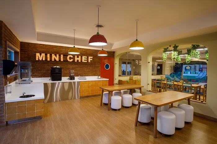 Interior do Espaço Mini Chef do Star Camp do hotel Iberostar Selection Hacienda Dominicus