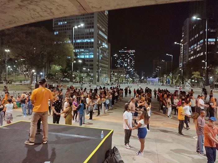 Pessoas fazendo aula em grupo, no Novo Anhangabaú, á noite. O espaço terá shows no aniversário de SP