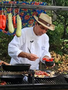 Localizado a aproximadamente 12 quilômetros do portal de Campos do Jordão, o Dona Chica na horta é a nova cozinha especializada do Chef Anderson de Oliveira,