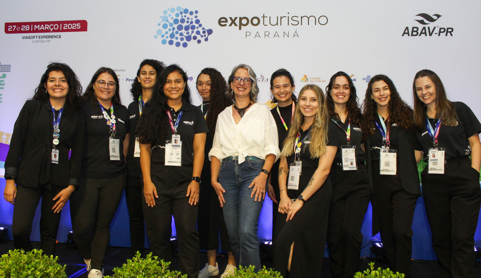 Ao centro Anna Vargas, coordenadora de gestão e sustentabilidade da SETU-PR e a equipe responsável por organizar o encontro de gestores na Expo turismo-PR - Foto: Felipe Maresca / DT