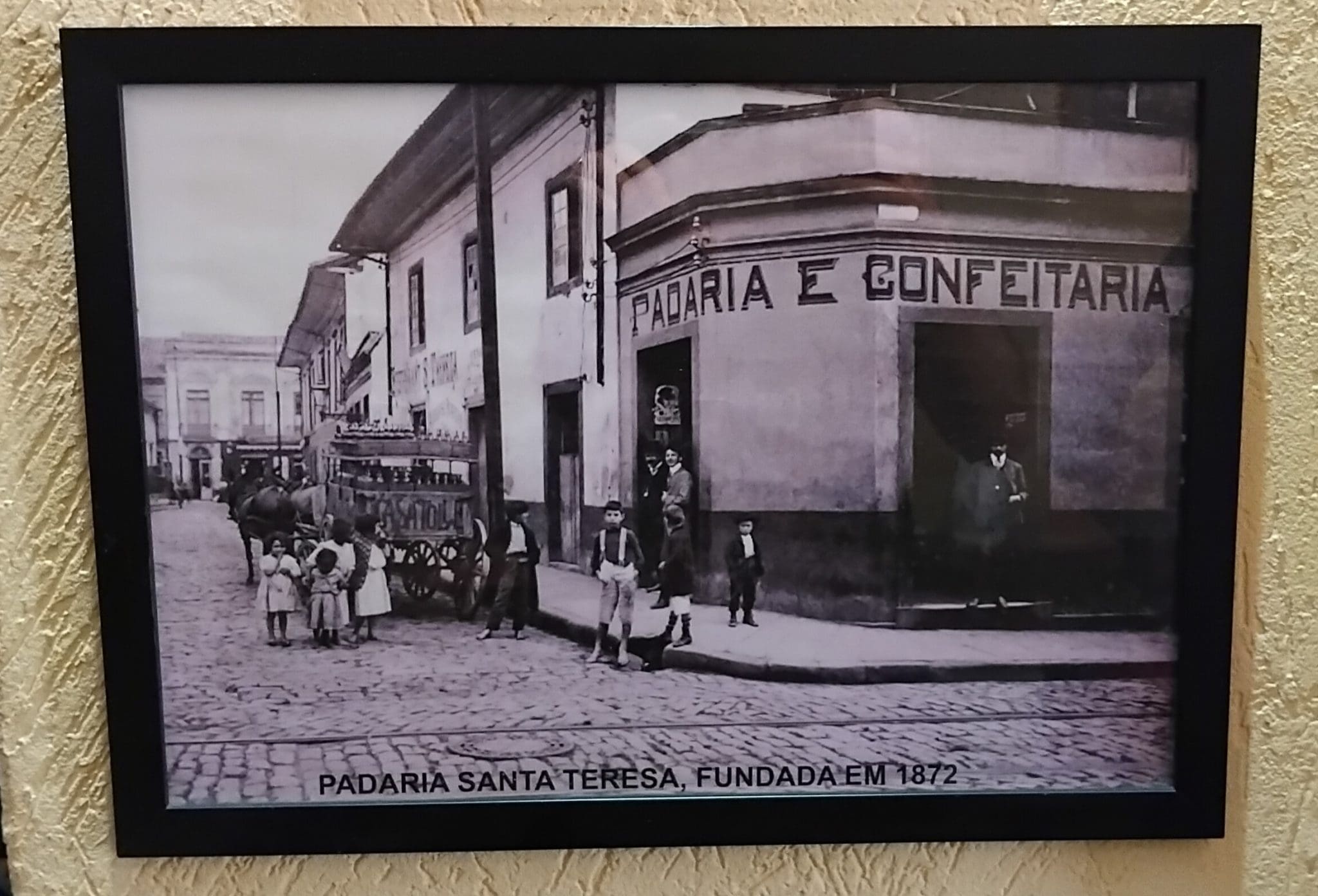 Foto antiga da padaria exposta no salão - Foto: divulgação
