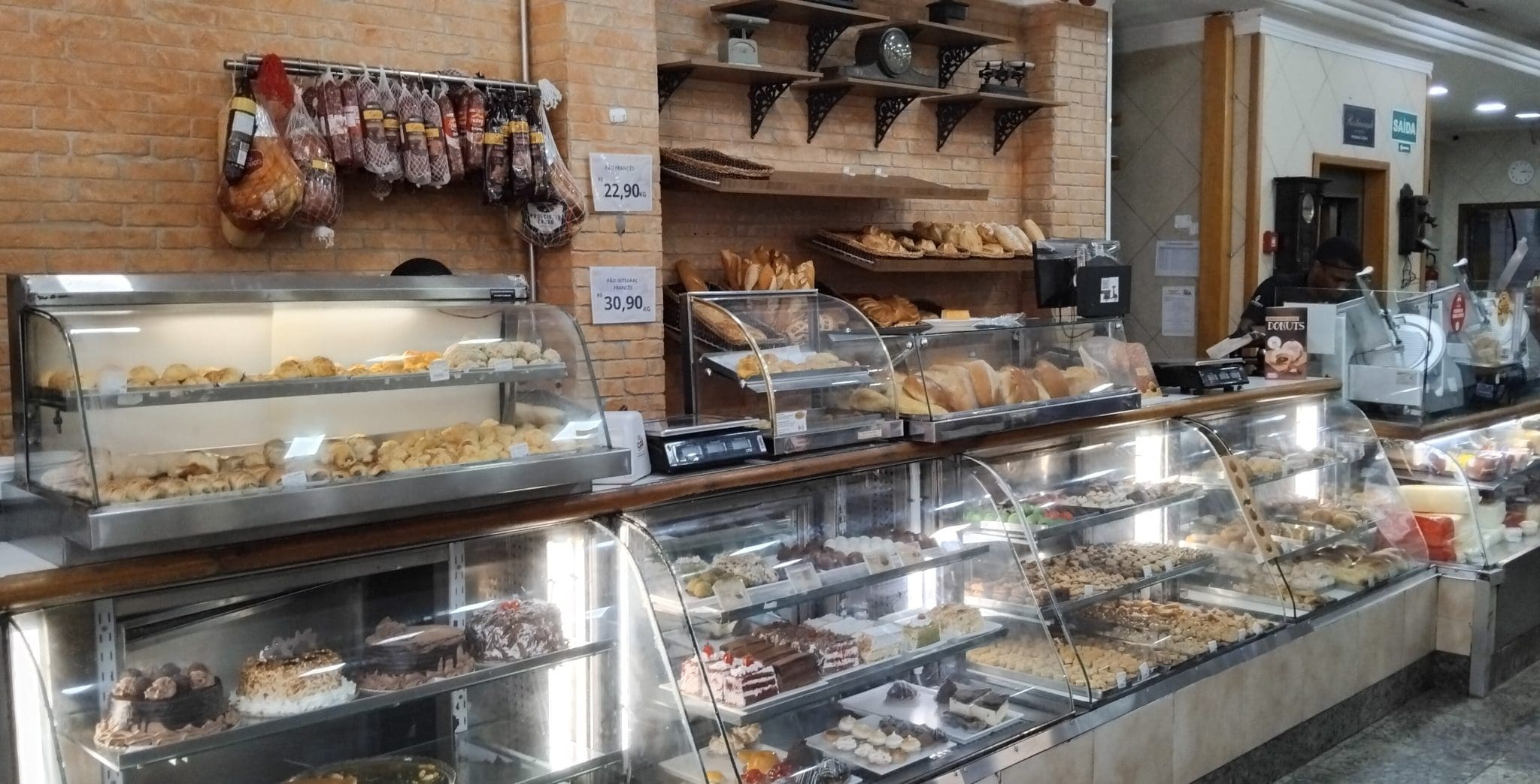 Vitrine de doces e pães - Foto: divulgação