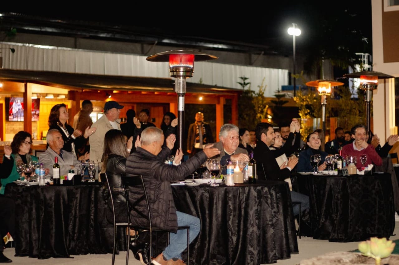 Com um repertório selecionado que transita entre clássicos do jazz e arranjos autorais, as noites ganham um charme com clima serrano e o aroma irresistível da cozinha mineira - Foto: divulgação