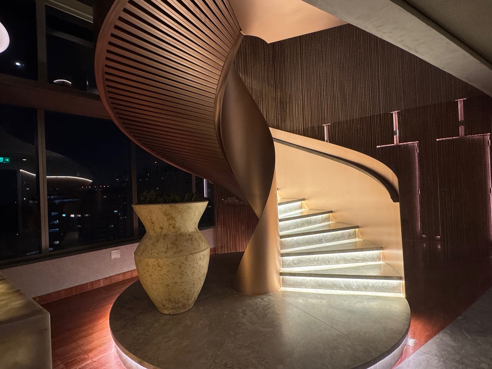 Arquitetura modernista e quarto deluxe do W São Paulo (foto: Simone Barros)