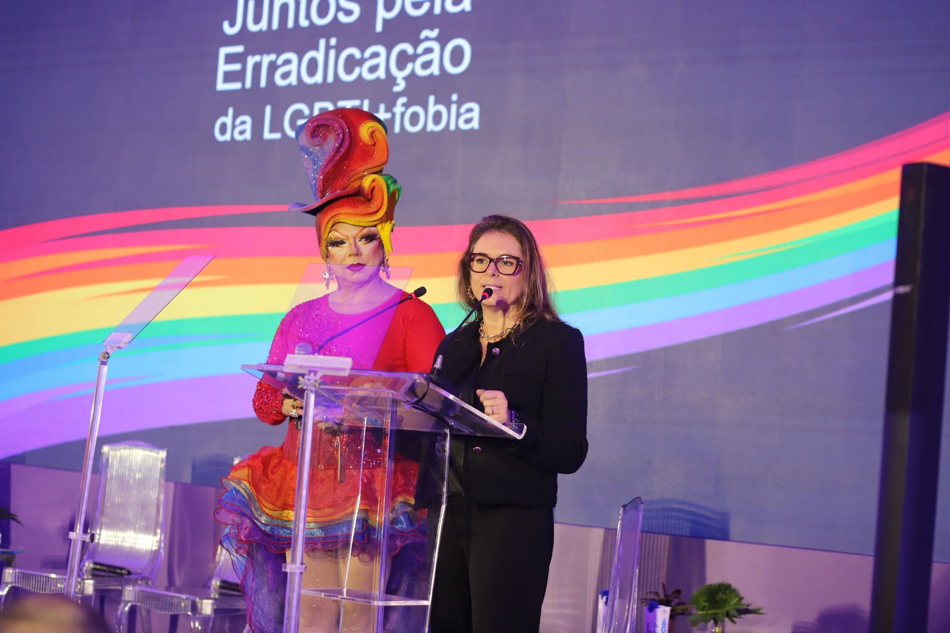 Tchaka Drag Queen ao lado de Antonietta Varlese, vice-presidente de Sustentabilidade, Comunicação e Relações Institucionais da Accor Américas - Foto: divulgação