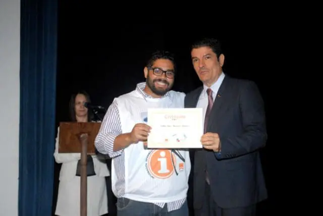 Em um ato simbólico, o ministro do Turismo entregou um certificado de conclusão de curso a dois alunos do Rio de Janeiro, em Niterói