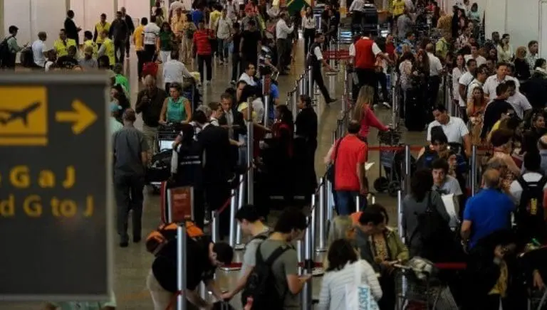 aeroporto-de-brasilia-registra-movimento-intenso-de-passageiros-nesta-sexta-feira-17-de-carnaval-1329494920760_615x300