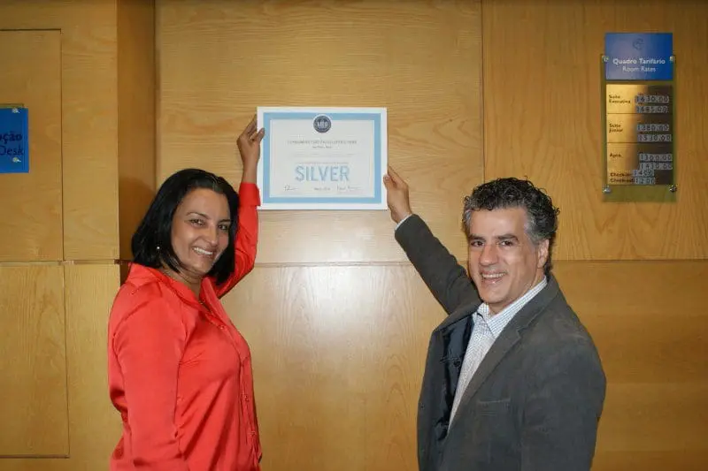 Certificado ficará exposto no hall do hotel, Herbert Ortiz, presidente do conselho de investidores do empreendimento e Eliana Ribeiro, diretora de Hospitalidade Corporativa da Blue Tree Hotels