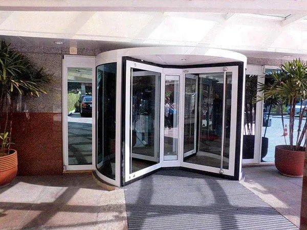 Porta giratória, que evita a saída do ar fresco do ar-condicionado, e entrada do ar quente externo