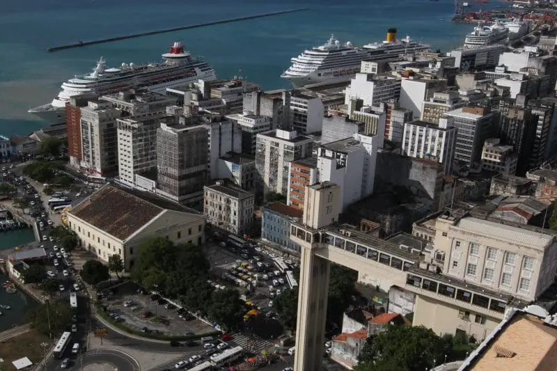 Navios ancorados no porto de Salvador (BA)