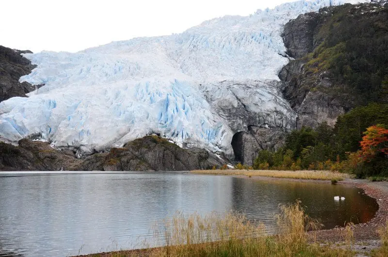 As montanhas de gelo desembocam nos canais deste fiorde e a vegetação convive com a neve (Foto: Wanderley Mattos Jr.)