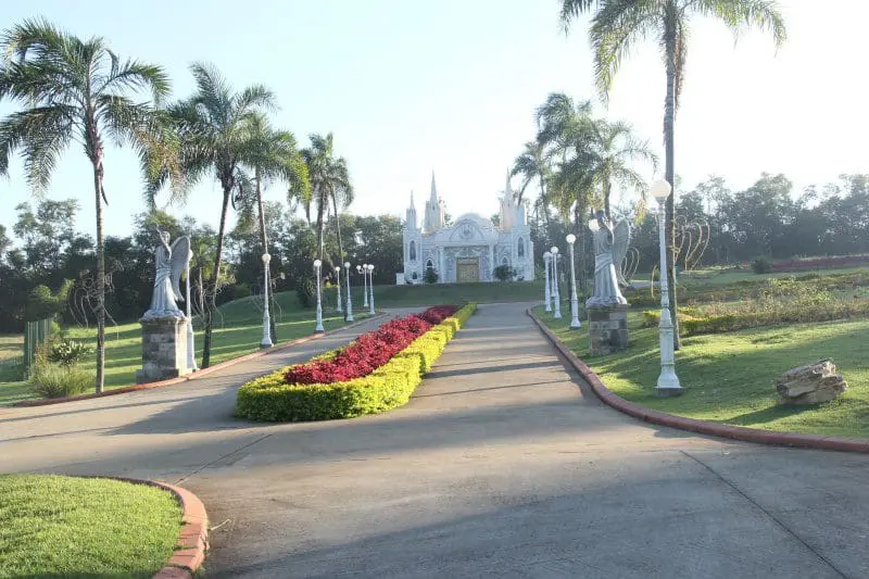 Jardinagem e paisagismo emolduram a capela utilizada para casamentos e bodas