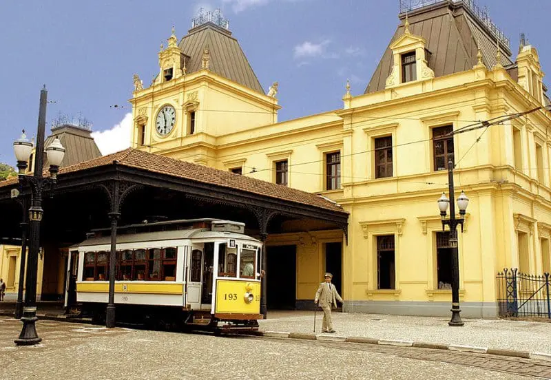 O bonde de Santos parado em frente a antiga estação Valongo, atual secretaria de Turismo da cidade (Foto: divulgação)
