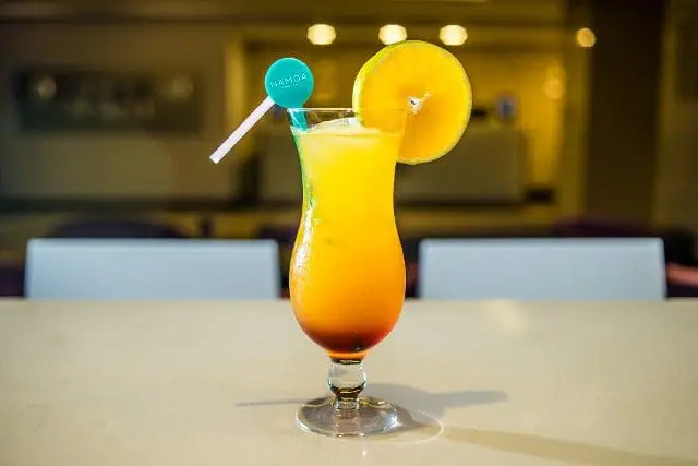 A Estação Caipirinha serve diversas variações da bebida típica brasileira