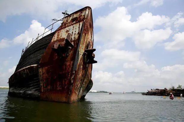 Embarcações decadentes são vistas em ‘cemitério de navios’ em Nova York; local tem atraído turistas (Foto: Shannon Stapleton/Reuters)