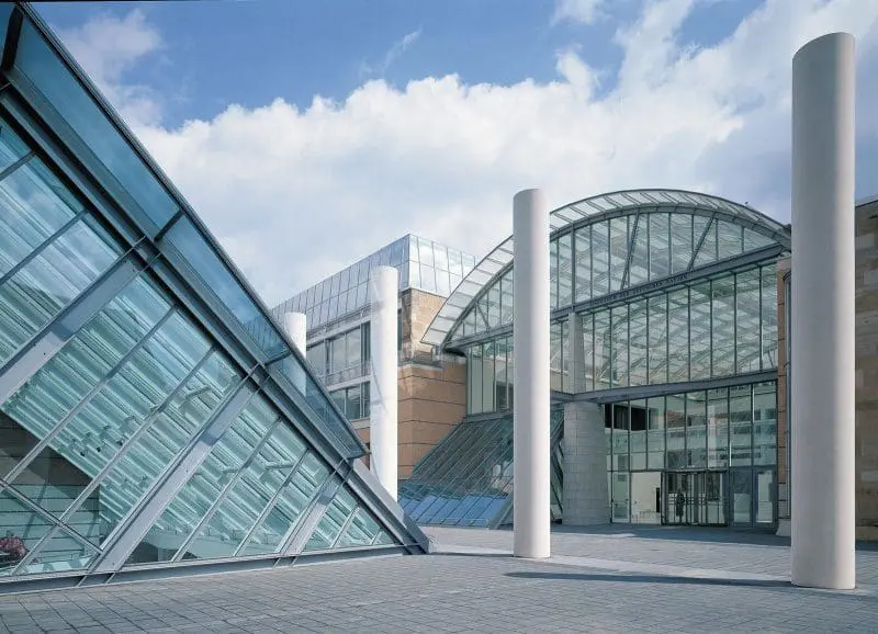 Entrada do Museu Nacional Germânico Nürnberg (Schmidt, Günther) - Foto: DZT