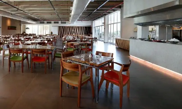 Vitorino Restaurante: nome e serviços próprios, operados por colaboradores contratados e treinados pelo hotel