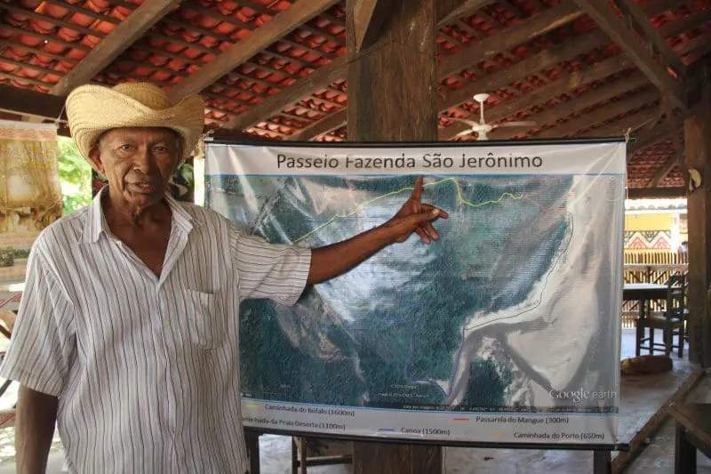 Raimundo Brito mostra os passeios disponíveis na fazenda São Jerônimo