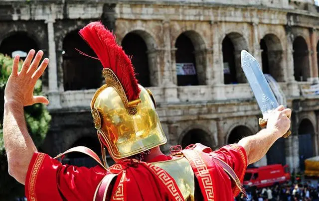 Homem fantasiado de centurião próximo ao Coliseu, em Roma. (Foto: AFP)