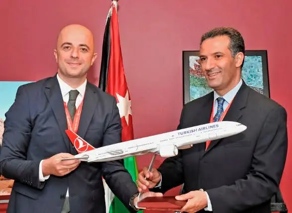 Ahmet Olmuştur, diretor de Marketing da Turkish, e Nayef Al-Fayez, Ministro do Turismo e Antiguidades da Jordânia, no fechamento do acordo (Foto: divulgação)