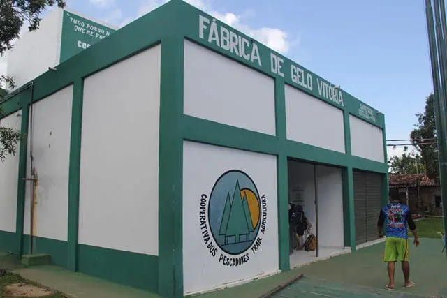 Com investimentos de 1.6 milhão (uma parceria do Banco Mundial e Governo Estadual), a fábrica de gelo pode produzir até 30 toneladas/dia de gelo, com capacidade de estocagem de até 200 toneladas (Foto: DT)