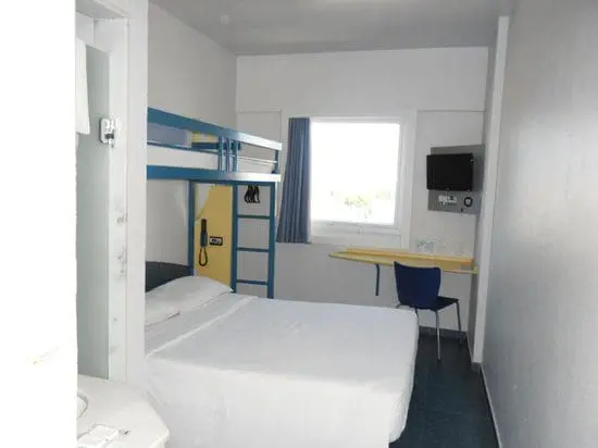 O hotel tem 208 apartamentos e com as seguintes especificações: com cama de casal, com duas camas de solteiro e com configuração tripla – cama de casal e beliche