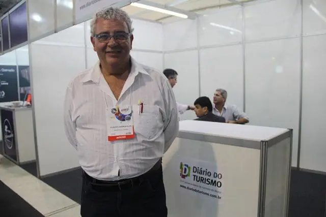 Cláudio Oliva, colega e jornalista, em visita ao estande do DIÁRIO