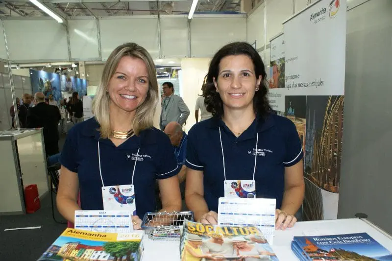 Raquel Bays e Maica Feronato, da Socaltur Turismo, no estande da Alemanha
