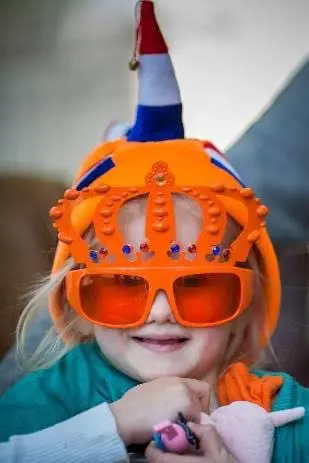 o uso da cor laranja é uma forma de demonstrar orgulho da família real holandesa, os Orange-Nassau.
