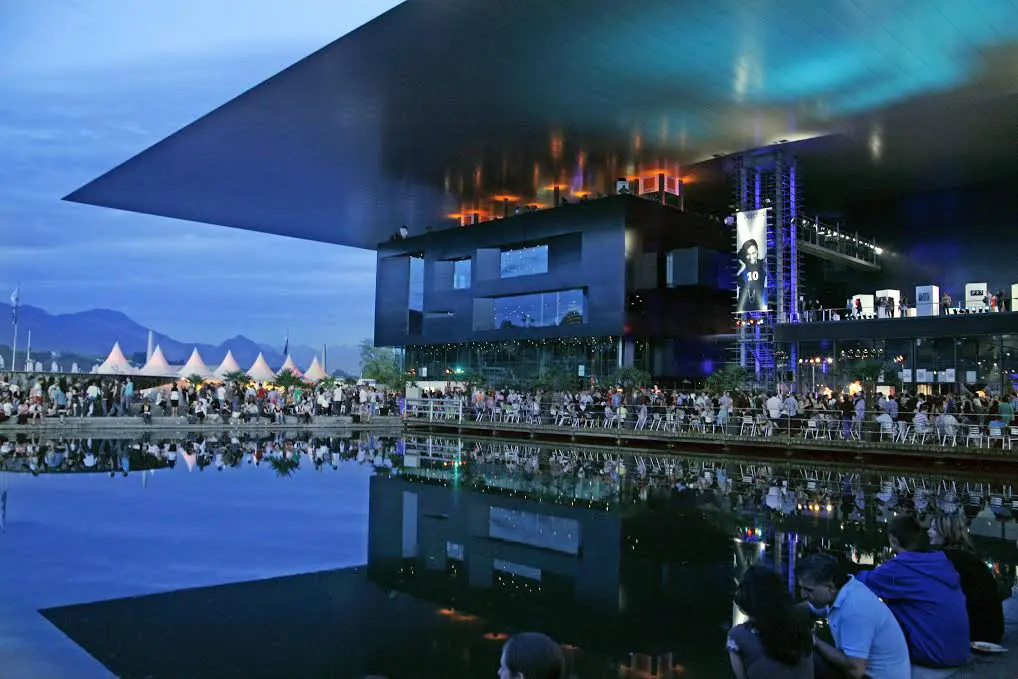O centro cultural KKL Luzern, projetado por Jean Nouvel, é um dos locais que têm atraído muitos visitantes devido a uma programação intensa durante o verão (Foto: divulgação)