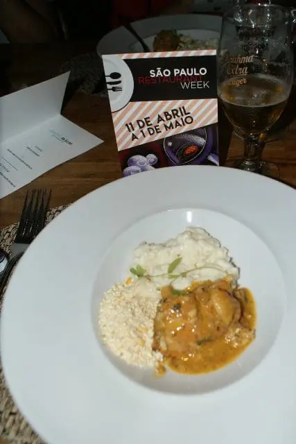 Xinxim de galinha com arroz de leite e farofa de pipoca, um dos pratos principais restaurante do Capim Santo (Foto: DT)
