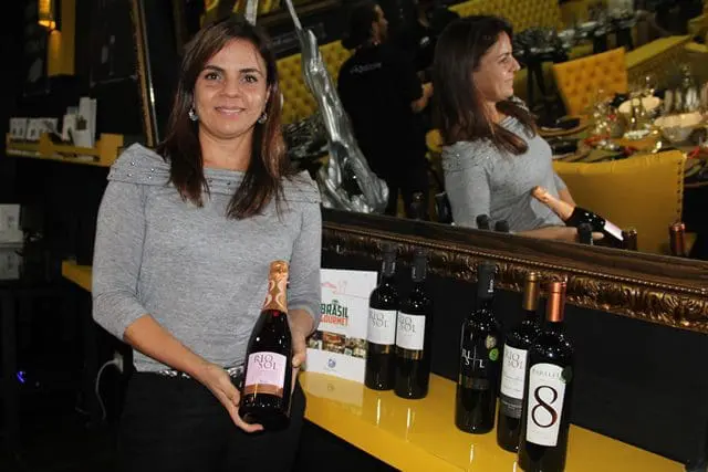 Michele Menache, representante dos vinhos RIO-SOL no Estado de São Paulo