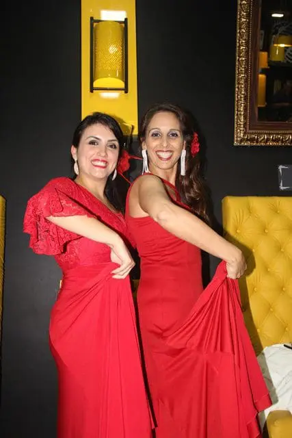 As dançarinas Simone e Letícia ofereceram aos presentes um aperitivo de dança flamenca