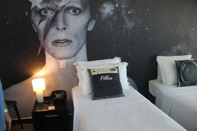 Vários estilos no mesmo hotel, entre eles o Balneário, Música (foto) e Retrô.
