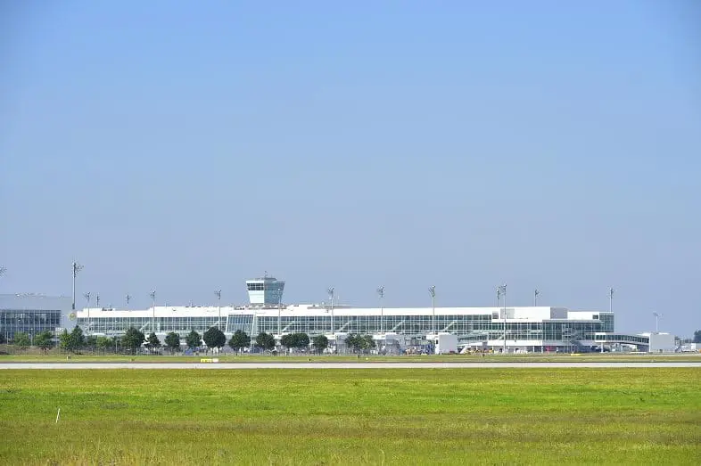 O terminal satélite foi construído dentro do orçamento e no prazo. O investimento total no terminal satélite chega a aproximadamente 900 milhões de euros, incluídos os custos para a construção do prédio em si
