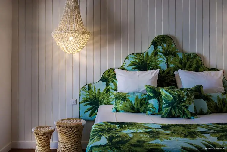 As camas com dossel, mobiliários incrustados de pérolas e as peças vintage, por sua vez, trazem charme e sofisticação ao espaço (Foto: divulgação)