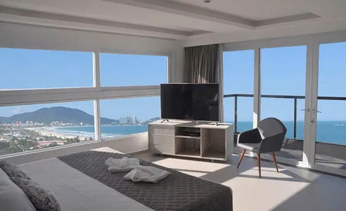 O hotel no Guarujá oferce o pacote Day Use no valor de R$ 150 + taxas com café da manhã e serviços inclusos das 8h às 18h