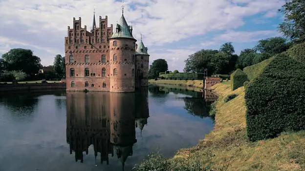Em Egeskov também é possível passear pelo parque e visitar diversas exposições.