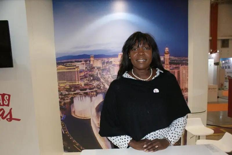 Patricia Nisciur, diretora de vendas internacionais do Cirque du Soleil no estande de sua empresa, que está compartilhado com Las Vegas.
